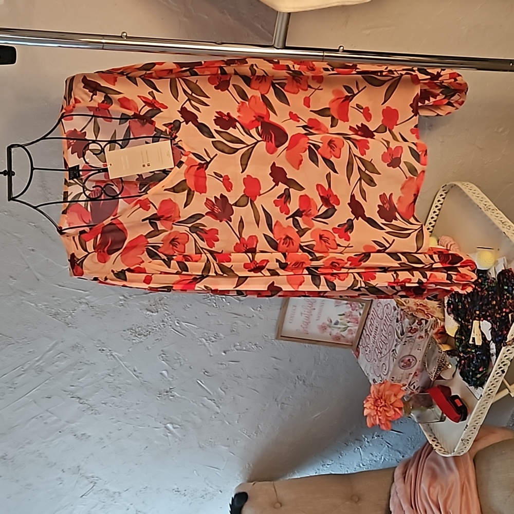 NWT emery Rose floral pleated sleeve top. Size XL.